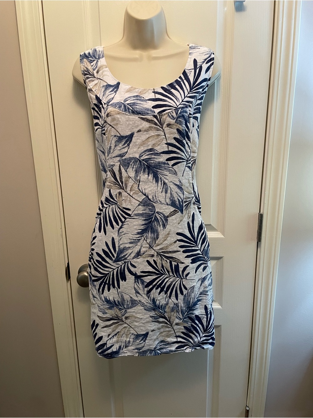 Sleeveless Tropical Leaf Print Linen Dress in White and Blue
